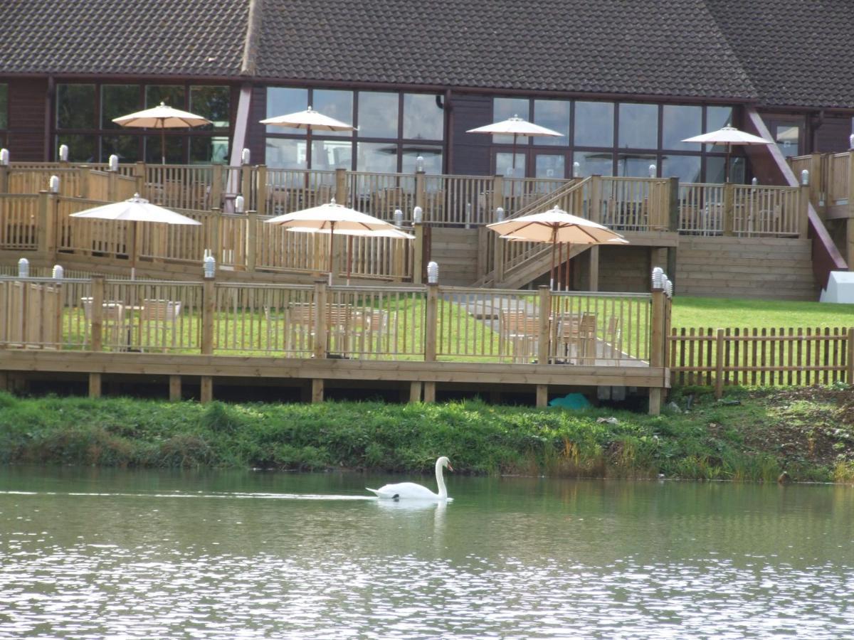 Lakeside Park Hotel & Spa Fishbourne  المظهر الخارجي الصورة