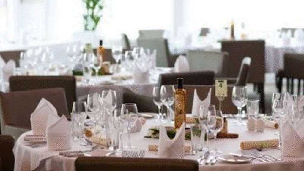 Lakeside Park Hotel & Spa Fishbourne  المطعم الصورة